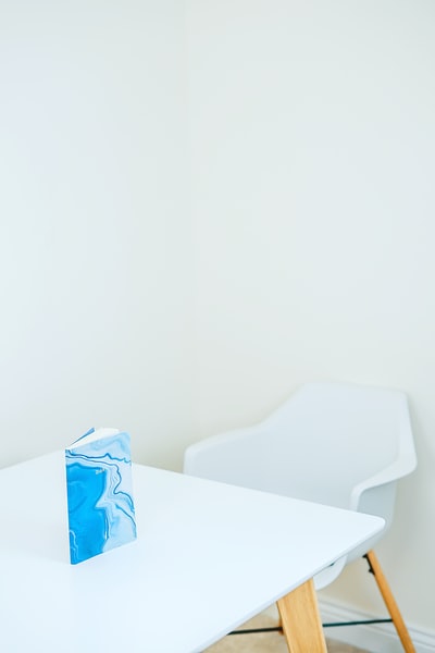 蓝白相间的精装书白木桌上
